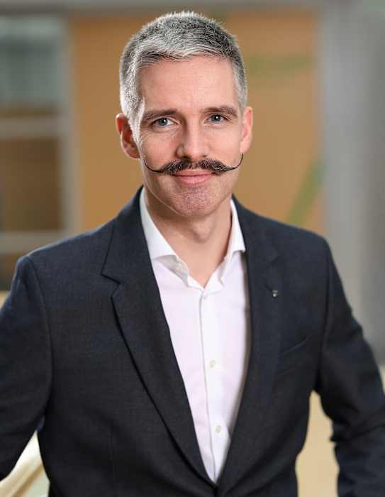 Dr CEDRIC LEBACLE