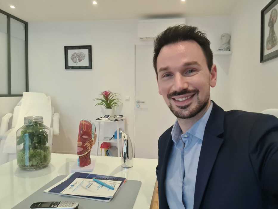 Dr JEREMY BERTONCINI