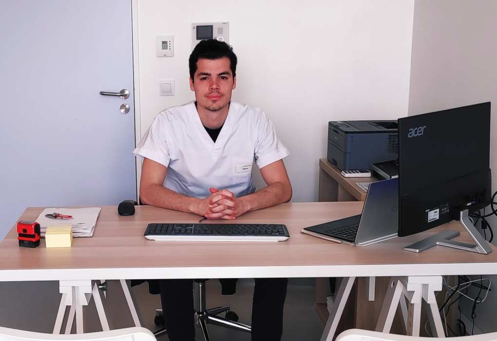 Dr SIMON ARMENIER