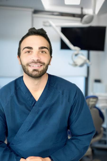 Dr Antonio Manfellotto, Chirurgien dentiste à Béligneux