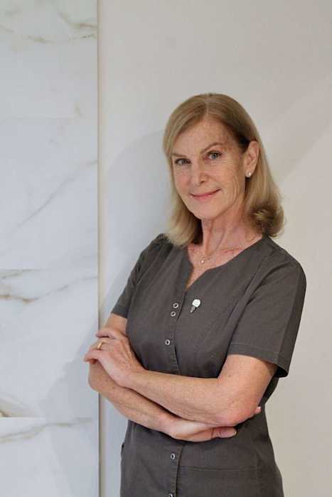 Dr Valerie Hall, Chirurgien dentiste à Valbonne