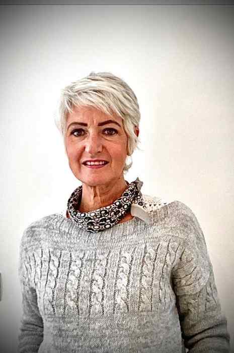 Dr Caroline Debacker