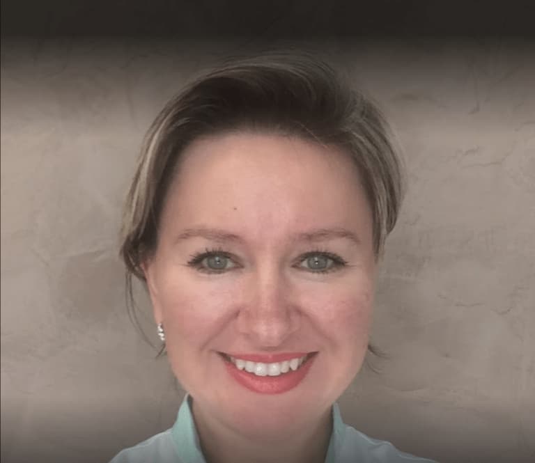 Dr Julia JANUS
