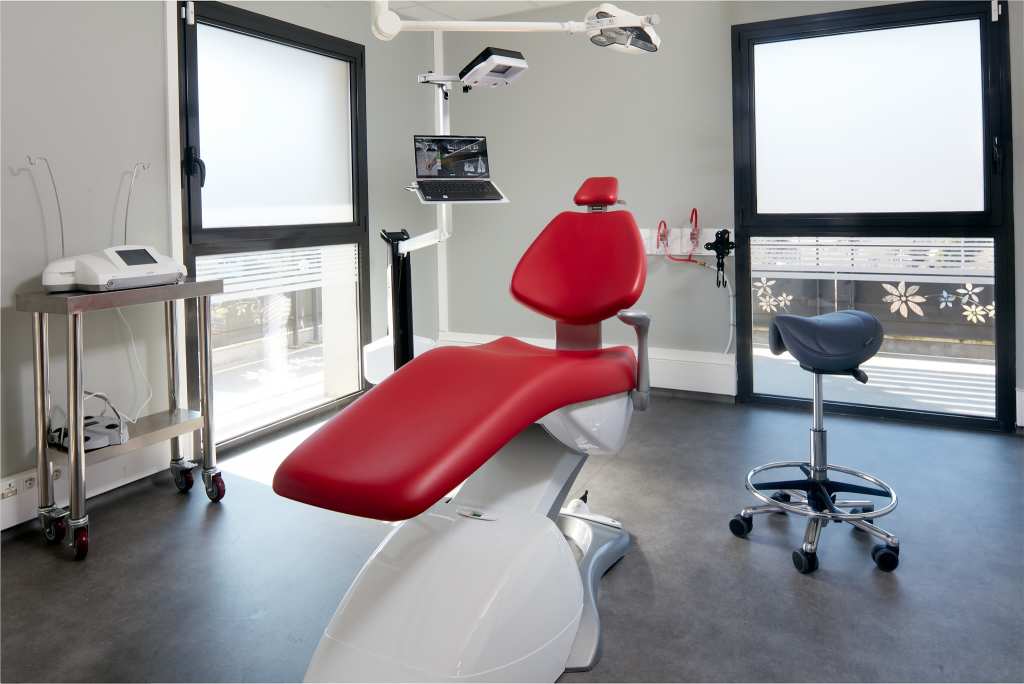 Dr Gerald GILLET DUCHER, Chirurgiendentiste à GrésysurAix