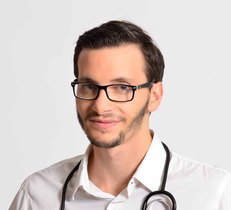 Dr IZER Macoro