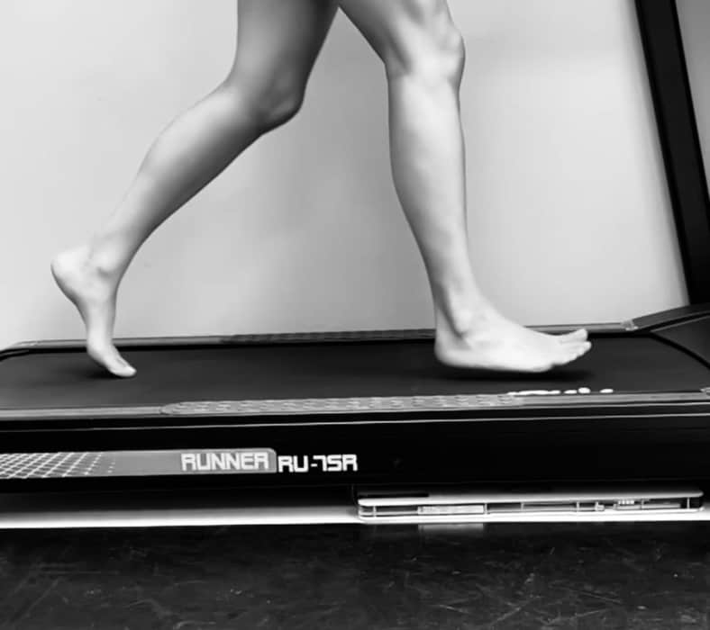 Analyse de la foulée sur tapis de course au cabinet de podologie à Versailles