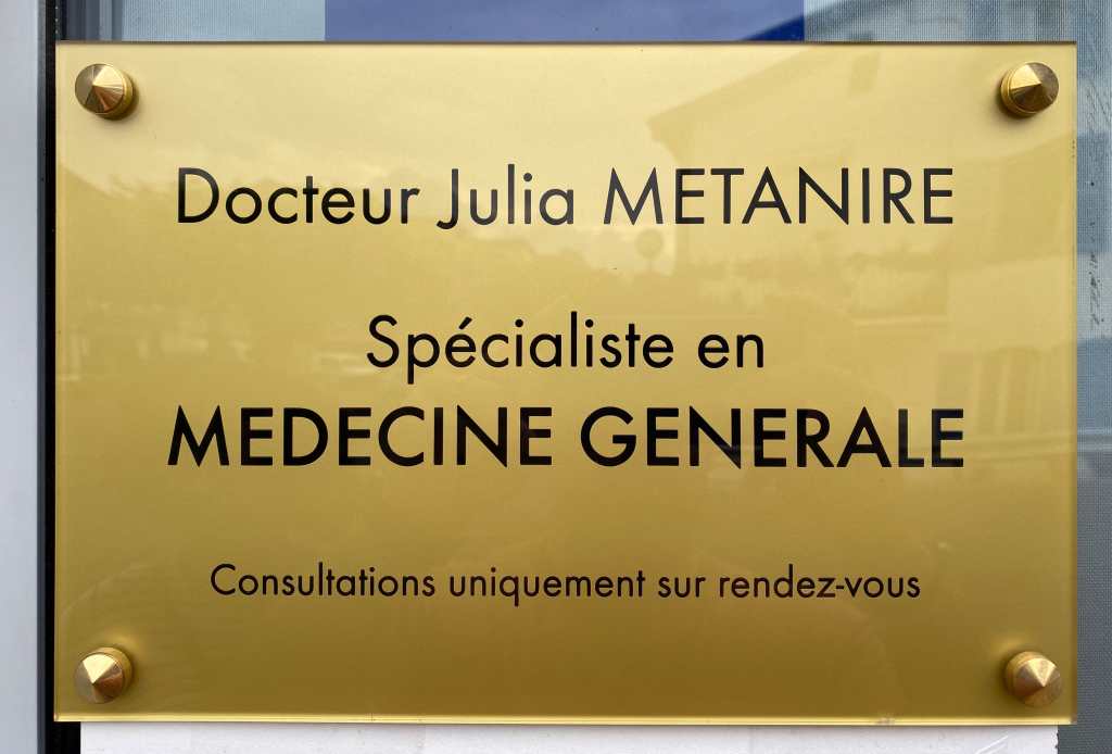 Dr JULIA METANIRE