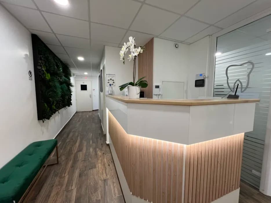 Dr Fatiha Semmarene Hadjoudj, Chirurgien dentiste à Vincennes