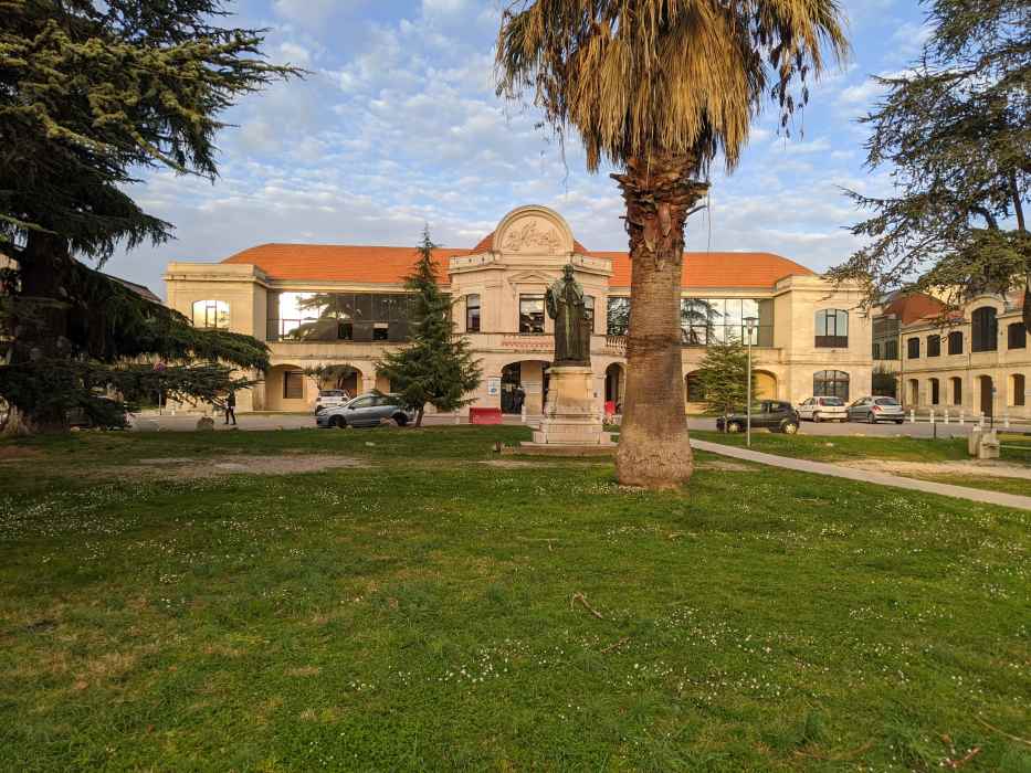 Hôpital SaintEloi CHU de Montpellier, Hôpital public à Montpellier