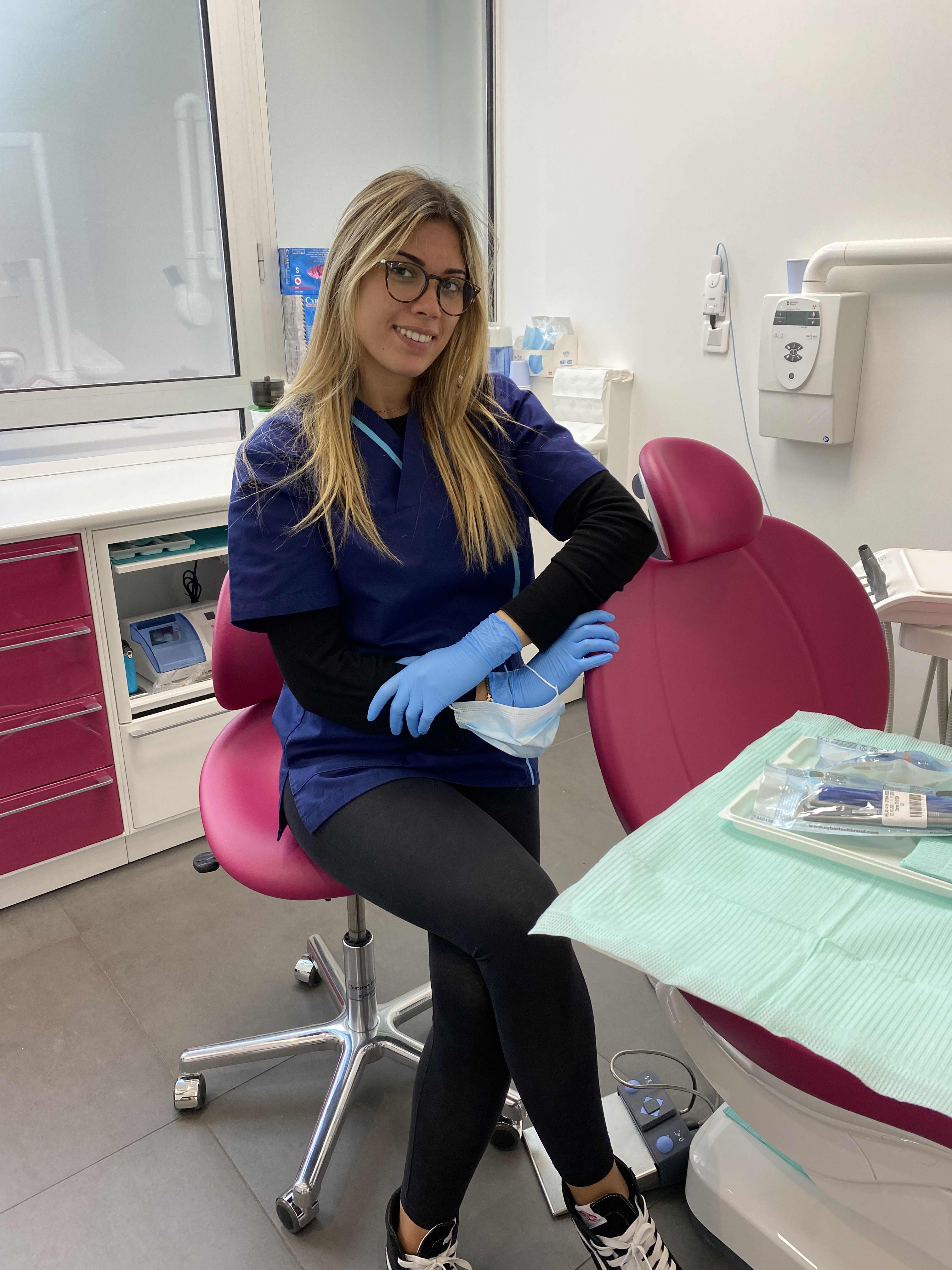 Dr Laura PEREZ Chirurgien dentiste Courbevoie Prenez RDV en ligne